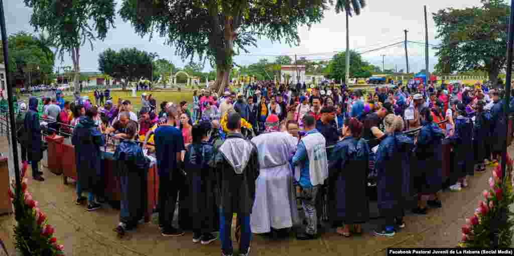 Jóvenes católicos, junto al cardenal Juan de la Caridad García, se reúnen en el Santuario Nacional de San Lázaro, en las celebraciones por el día del santo.