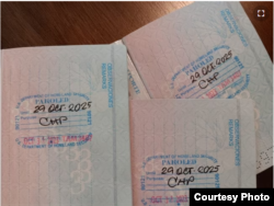 Tres pasaportes cubanos con estampas de Inmigración de parole humanitario, pueden verse en Tampa EEUU, el 21 de diciembre de 2023.