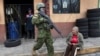 Militares patrullan por una zona residencial del sur de Quito, Ecuador, el viernes 12 de enero de 2024, como secuela a la fuga de dos cabecillas de bandas criminales de prisión. (AP/Dolores Ochoa).