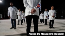 Médicos cubanos participan en una ceremonia antes de partir hacia Turquía para ayudar en las labores de rescate del terremoto. Foto: Alexandre Meneghini