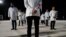Integrantes de las brigadas médicas cubanos participan en una ceremonia antes de partir al exterior. (Alexandre Meneghini/Reuters/Archivo) 