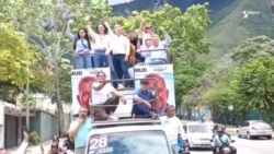 Líderes opositores llegan en un camión a manifestación en Caracas  Líderes opositores llegan en un camión a manifestación en Caracas