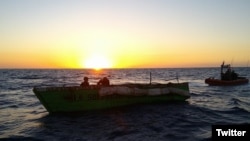 Pequeña embarcación de cubanos interceptado por la Guardia Costera de EEUU. (Twitter/Distrito Siete de la Guardia Costera de EEUU).