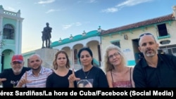 Los firmantes de la "Declaración de Camagüey", en el parque Martí de esa ciudad, el 21 de marzo de 2024.