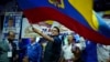 El candidato presidencial Fernando Villavicencio ondea una bandera de Ecuador en un acto de campaña en un colegio minutos antes de ser asesinado a tiros a la salida de ese recinto educativo en Quito, Ecuador, el miércoles 9 de agosto de 2023 (API vía AP)