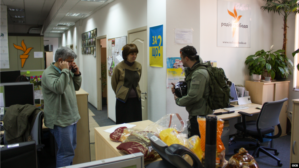 En la redacción de Radio Libertad, en Kyiv, Inna Kuznetsova, al centro.