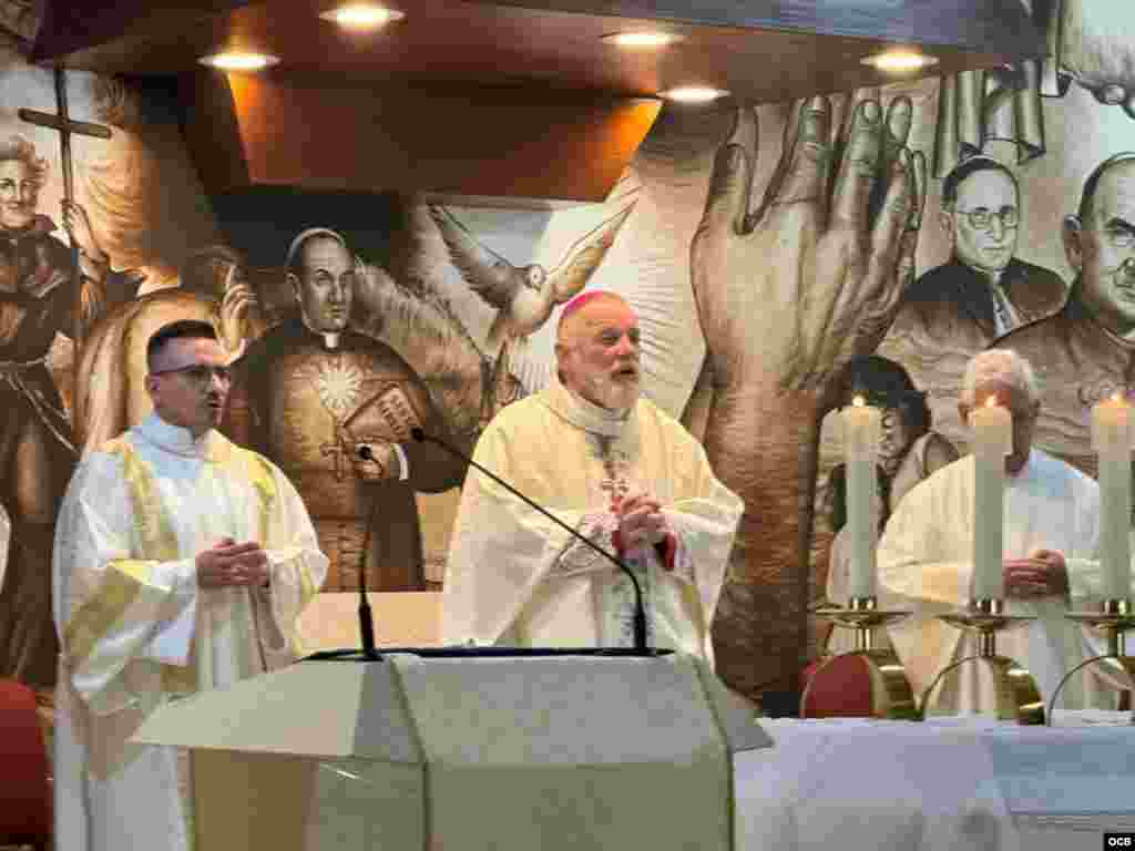 El Monseñor Wenski se refirió a los cientos de miles de cubanos que han abandonado la isla en los últimos años y afirmó que "el único bloqueo que impulsa el éxodo cubano es el que impone a las fuerzas productivas nacionales la falta de libertades económicas, civiles y políticas".