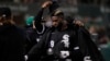 Luis Robert Jr., front celebra un jonrón contra los Atleticos de Oakland, el 30 de junio, en California. (AP/Godofredo A. Vásquez)