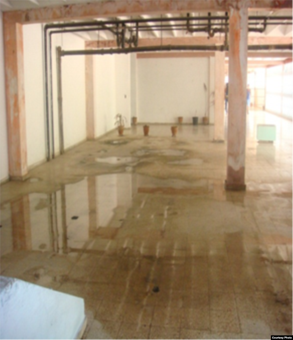 Un recorrido por un centro universitario en Santiago de Cuba, a pocos días de iniciarse el curso escolar 2010-2013 muestra el deterioro de las instalaciones.