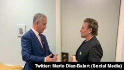 El cantante Paul David Hewson, conocido como Bono, conversó con el congresista, Mario Díaz-Balart, sobre los presos políticos cubanos.