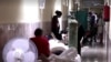 Enfermos en los pasillos de un hospital en Cuba que atiende a pacientes de COVID-19. (Captura de video/Reuters)