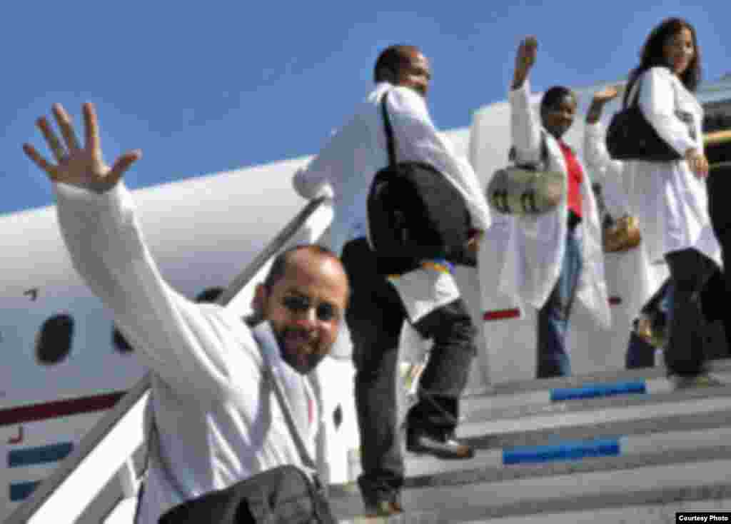 La exportación de servicios profesionales (10.000 millones de dólares), las remesas de inmigrantes (2.700) y el turismo (2.500) son las principales fuentes de ingresos de Cuba. 