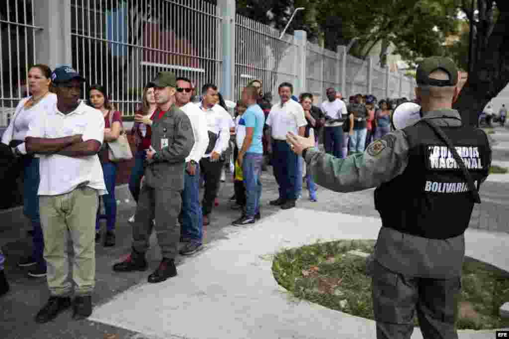 Un militar da instrucciones de funcionamiento en el centro de votación hoy 6 de diciembre del 2015 en la ciudad de Caracas.
