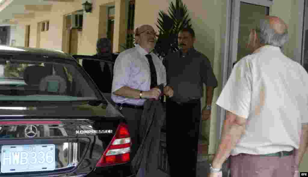 Archivo 2008- El comisario de Desarrollo y Ayuda Humanitaria de la Unión Europea (UE), el belga Louis Michel (2 i), de visita en Cuba.