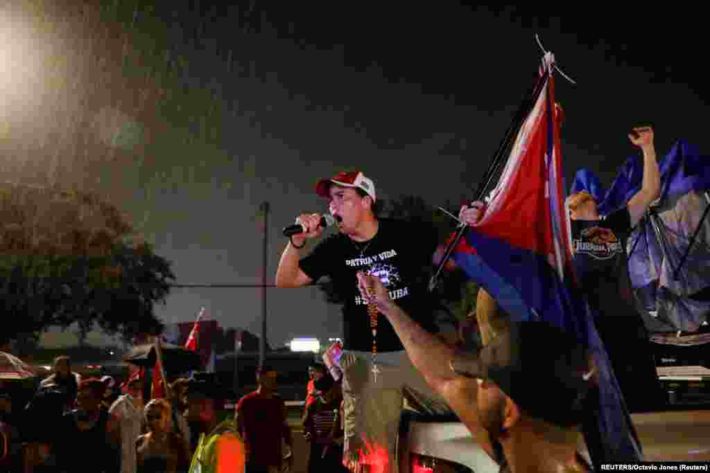 Con rosarios y banderas los exiliados cubanos en Tampa se unen a las protestas en contra del gobierno cubano. Foto: REUTERS/Octavio Jones.
