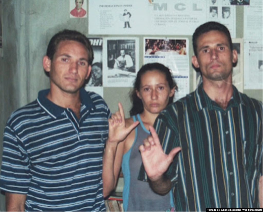 Los opositores Luis Enrique Ferrer García, Ana Belkis Ferrer García y José Daniel Ferrer García antes de la Primavera Negra de 2003. Radio Martí divulgó las detenciones, juicio y encarcelamiento de los periodistas independientes y promotores del Proyecto Varela, como los hermanos Ferrer.