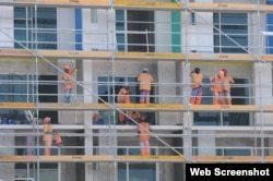 Extranjeros trabajan en La Habana en la construcción de hoteles