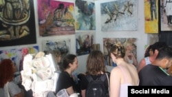 Más de 100 artistas cubanos y extranjeros participan en la #00Bienal de La Habana.