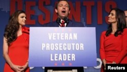 Ron DeSantis, junto a su esposa Casey (izq.) y Jeanette Núñez, celebra su triunfo en las elecciones de medio término.