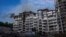 Humo sale de un edificio residencial tras explosiones en Kyiv, Ucrania, este domingo, 26 de junio de 2022. (AP Foto/Nariman El-Mofty)
