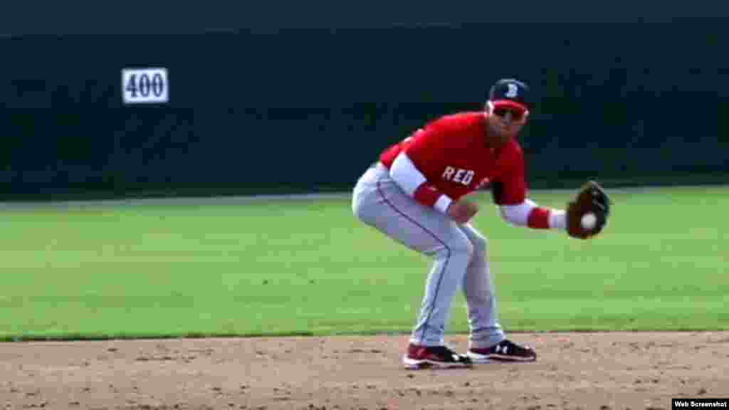 En Cuba, Yoan Moncada se desempeñaba principalmente en la segunda base. Es bateador ambidiestro. 