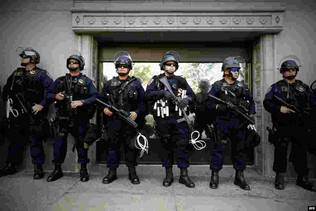 Policías monitorean protestas en cercanías al Quicken Loans Arena, donde se realiza la Convención Republicana 2016