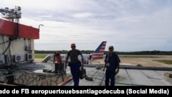 Trabajadores en el Aeropuerto Internacional Antonio Maceo, de Santiago de Cuba, horas antes de la llegada del huracán Melissa.