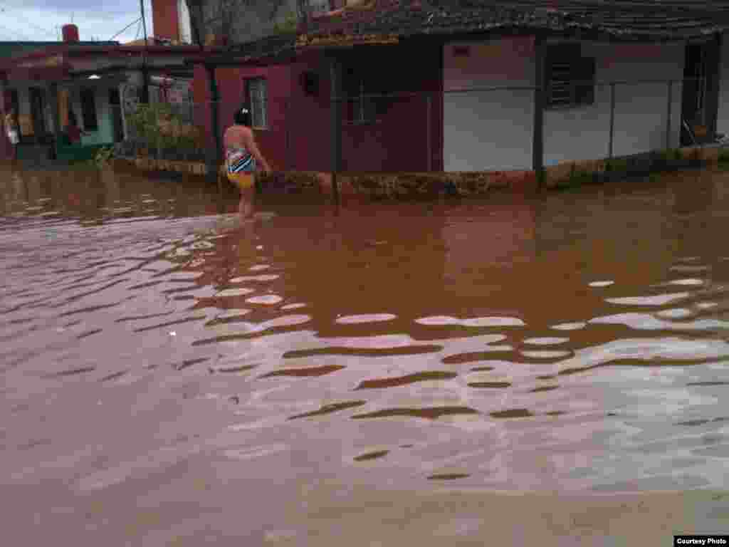  Aguas estancadas en un barrio de Güira de Melena