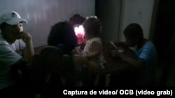 Familia cubana come en medio de apagón.