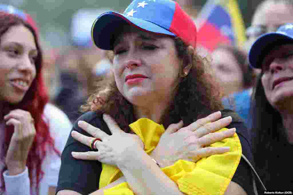 Auristela Sandoval abraza y llora junto a su querida bandera venezolana durante la manifestaciónd e apoyo a Juan Guaidó.