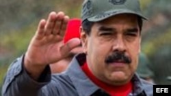 El presidente de Venezuela, Nicolás Maduro, realiza un saludo durante los ejercicios militares de la Fuerza Armada Nacional Bolivariana (FANB)