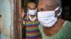 Ancianas cubanas protegidas con mascarillas