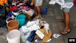 Varias personas sacan sus pertenencias fuera de las casa para que les de el sol hoy, lunes 11 de septiembre del 2017, después del paso del huracán Irma por La Habana (Cuba). Al menos 10 personas han muerto en Cuba como consecuencia de los efectos del hura