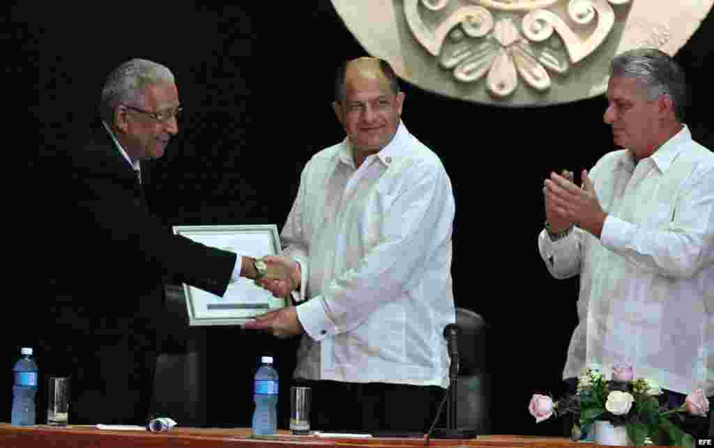 Luis Guillermo Solís (c) recibe la condición de académico correspondiente extranjero de la Academia de la Historia de Cuba.