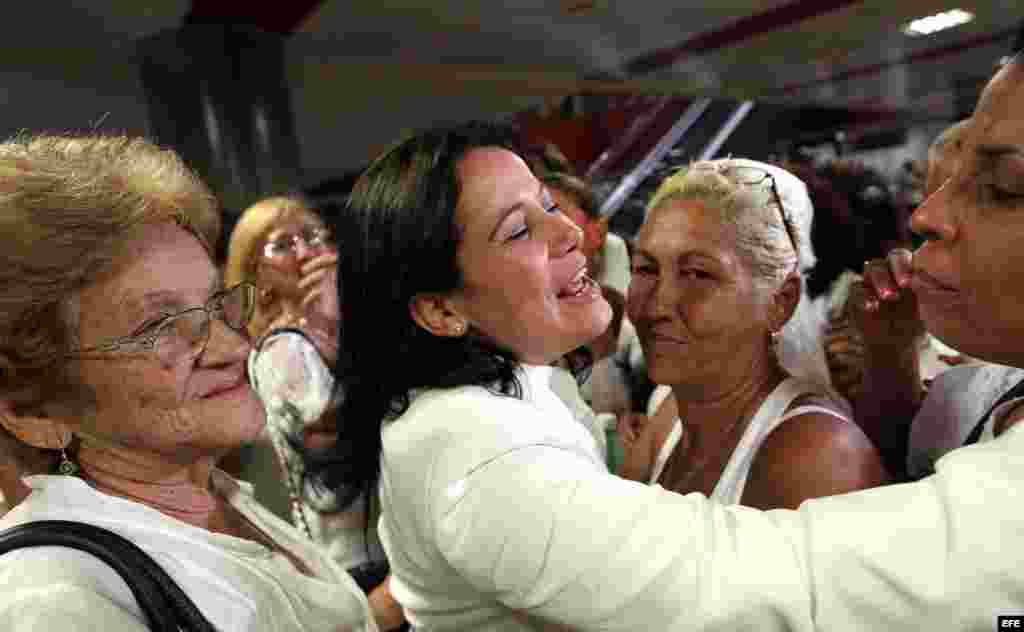 Laura Labrada (d), hija de la fallecida líder de las Damas de Blanco, Laura Pollán, se despide de otras Damas de Blanco en el aeropuerto José Martí de La Habana (Cuba).