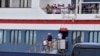 Pasajeros desembarcan del crucero británico MS Braemar en el puerto del Mariel, en las afueras de La Habana, el 18 de marzo del 2020.