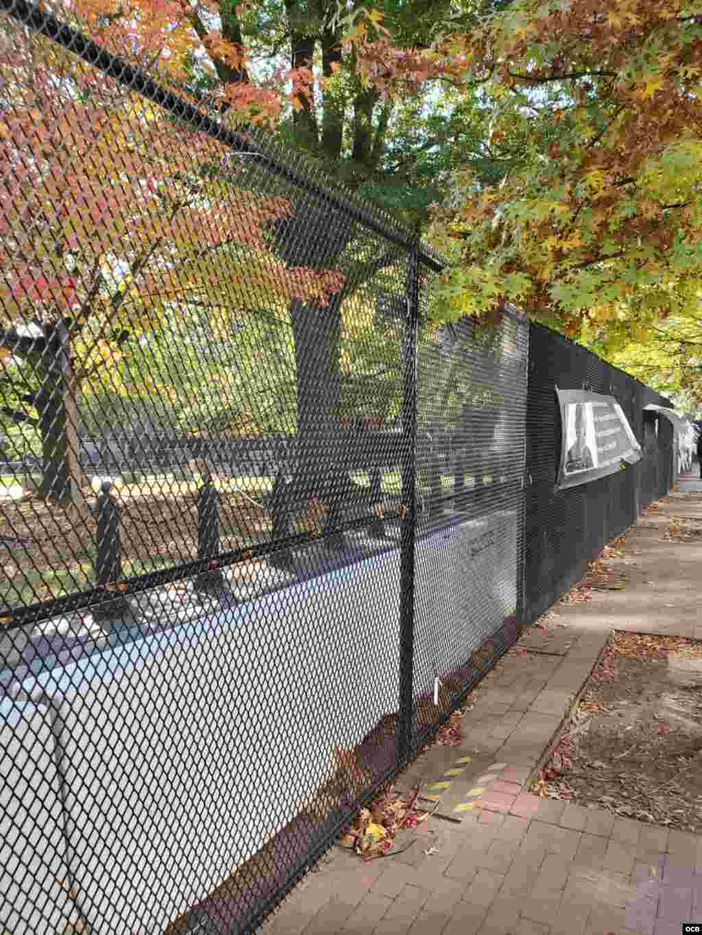 Cerca metálica alrededor del parque Lafayette en el centro de Washington DC.