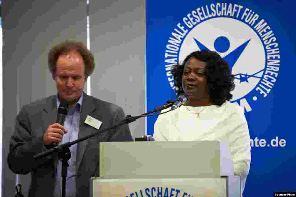 Berta Soler habla en la plenaria junto al traductor Edgar Lamm