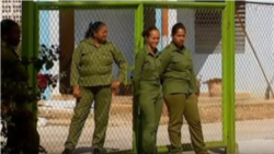 Trasladan a la prisión a jóvenes golpeadas y arrestadas por un policía en Lawton Trasladan a la prisión a jóvenes golpeadas y arrestadas por un policía en Lawton