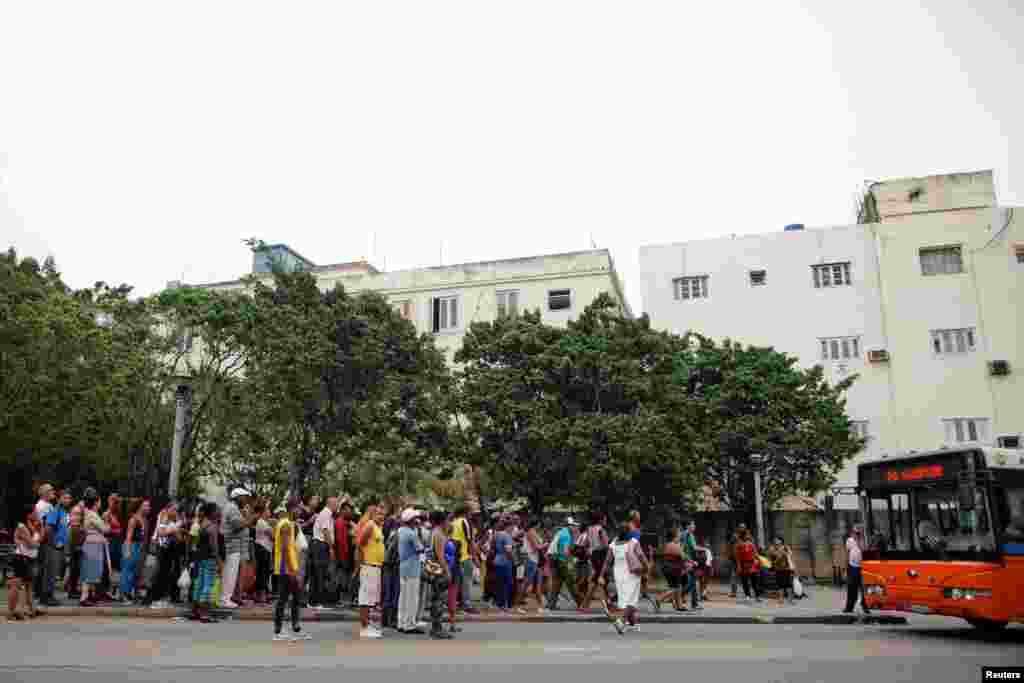 Colas para el transporte público en La Habana. REUTERS/Alexandre Meneghini