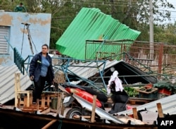 Los residentes recuperan sus productos en un mercado de agricultores después de que el huracán Rafael lo destruyera en Artemisa, Cuba, el 7 de noviembre de 2024.