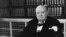 Wiston Churchill en su despacho de trabajo, a los 80 años.