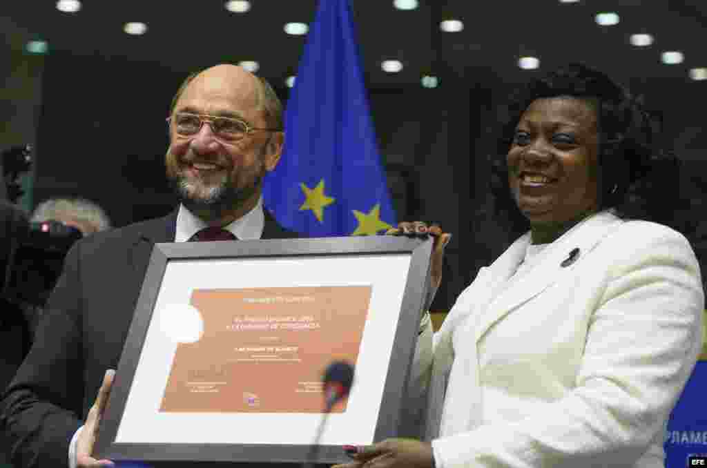 El presidente del Parlamento Europeo, Martin Schulz (i), y la presidenta de las Damas de Blanco, Berta de los Ángeles Soler Fernández (d), posan durante ceremonia de la entrega del Premio Sajárov a la Libertad.