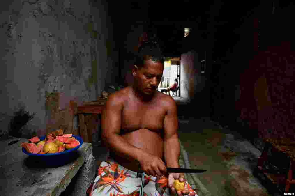 Como parte de un plan emergencia energética, el gobierno cubano decidió cerrar escuelas, industrias no esenciales y envió a la mayoría de los empleados estatales a sus casas buscando conservar la energía.