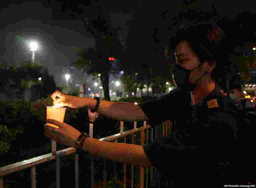 Manifestantes encienden velas para conmemorar el aniversario de la represión militar contra un movimiento estudiantil a favor de la democracia en Beijing, en las afueras de Victoria Park, en Hong Kong.