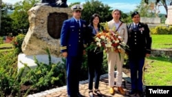 La encargada de negocios de la Embajada de EEUU en Cuba, Mara Tekach, rinde homenaje a los caídos en la guerra de 1898 en Santiago de Cuba.