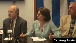 Al centro, Ofelia Acevedo, viuda de Payá, en la conferencia de prensa de este 22 de febrero.