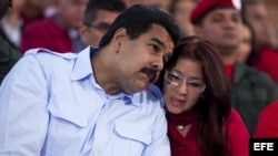 El presidente de Venezuela, Nicolás Maduro (i), acompañado de su esposa Cilia Flores (d)