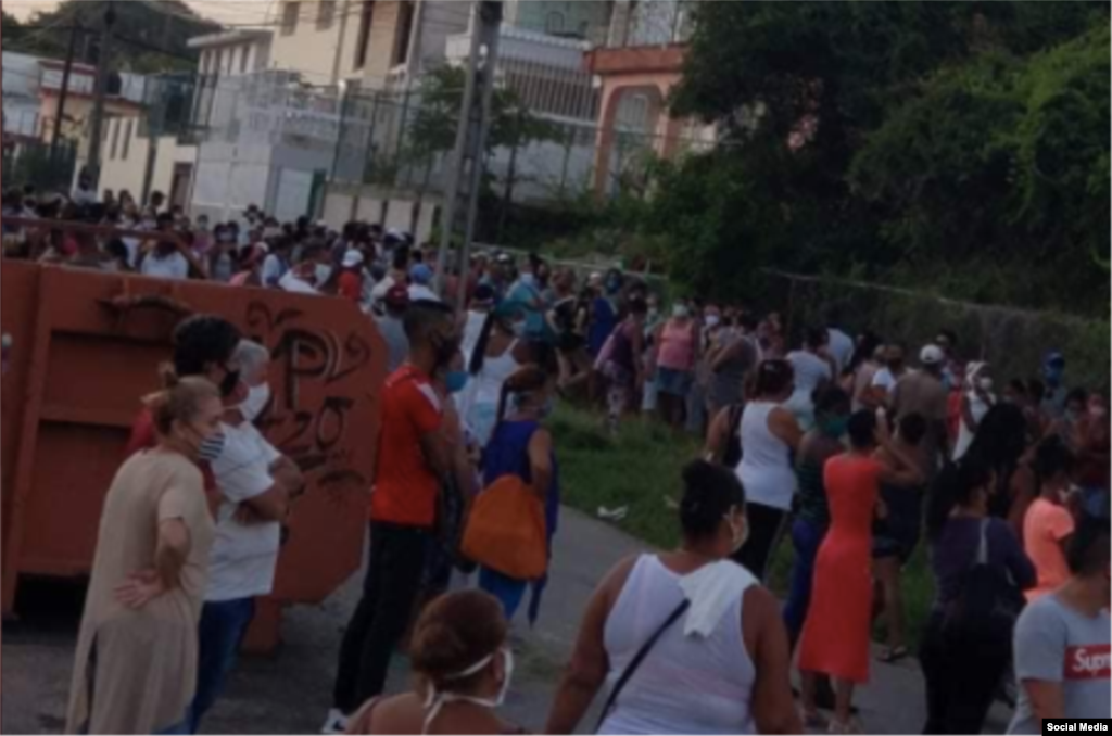 Una cola al amanecer en plena propagación de la pandemia de COVID-19. Radio Martí dio amplia cobertura al impacto del coronavirus y la crisis sanitaria en el país. Esta pandemia expuso el colapso del sistema de Salud Pública en Cuba.