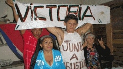 Jorge Cervantes junto a familiares en Contramaestre.